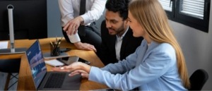 Mujer y hombre mirando un software empresarial