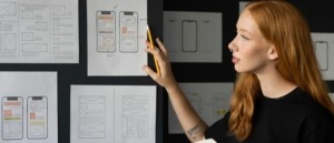 Diseñadora UX con maquetas de app mobile