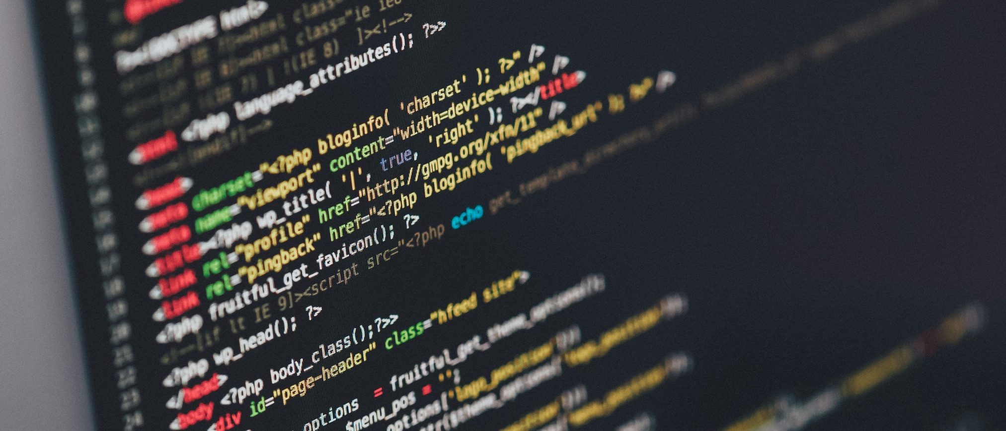 Pantalla ordenador con código de programación desarrollo software a medida