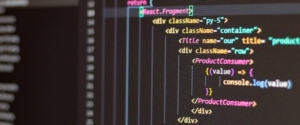 Desarrollo de software con líneas de código en pantalla, optimización y programación avanzada