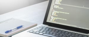 Ordenador con líneas de código, ilustrando la integración de software en ecommerce.