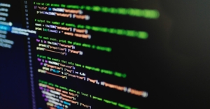 Pantalla de ordenador con líneas de código en desarrollo