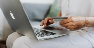 Usuario finalizando una compra en una tienda online