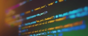 Pantalla con líneas de código de programación relacionadas con procesamiento de datos