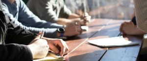 Varias manos unidas en el centro como símbolo de equipo y colaboración