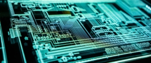 Primer plano de un microchip iluminado con luces LED sobre placa madre