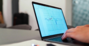 Profesional revisando gráficos en pantalla durante la auditoría de procesos para cambiar el ERP