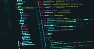 Pantalla con líneas de código durante el desarrollo de un ERP a medida