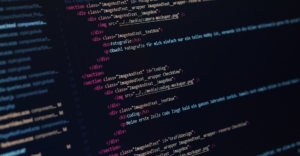Código de programación en pantalla oscura