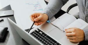 Profesionales evaluando la implementación de un sistema ERP para optimizar la toma de decisiones estratégicas