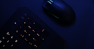 Teclado y ratón de ordenador, representando la digitalización y el trabajo tecnológico.