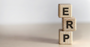 Ilustración de un robot analizando el concepto de SEO con una lupa, representando la IA en el marketing digital