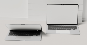 Dos ordenadores portátiles sobre un escritorio, simbolizando la adaptación técnica de las empresas al nuevo contexto digital