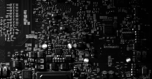 Primer plano de manos escribiendo código en un portátil para optimizar la estructura técnica de una web