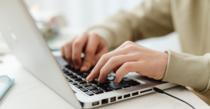 Profesional utilizando herramientas digitales basadas en Inteligencia Artificial en un entorno empresarial.