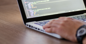Desarrollador optimizando código web para mejorar velocidad y rendimiento SEO